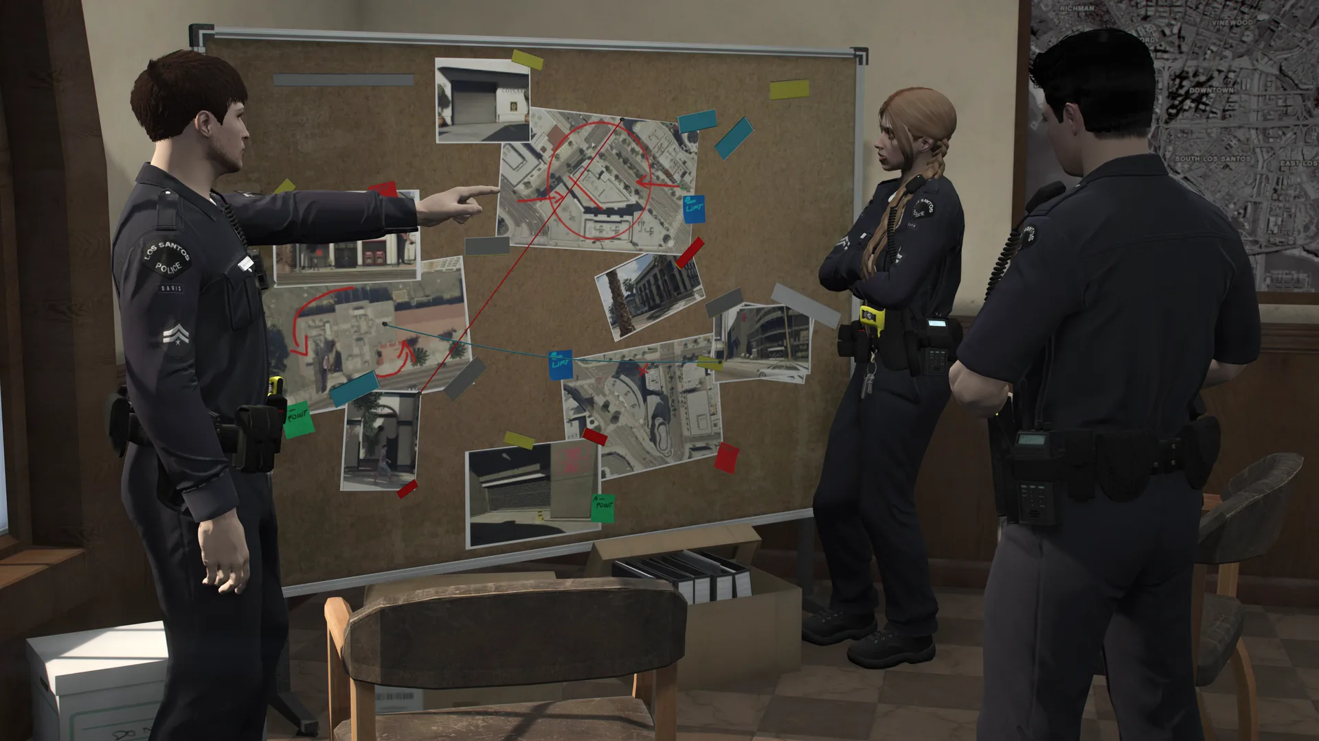 LSPD 지서 수사 게시판 앞에서 단서를 짚는 경관들